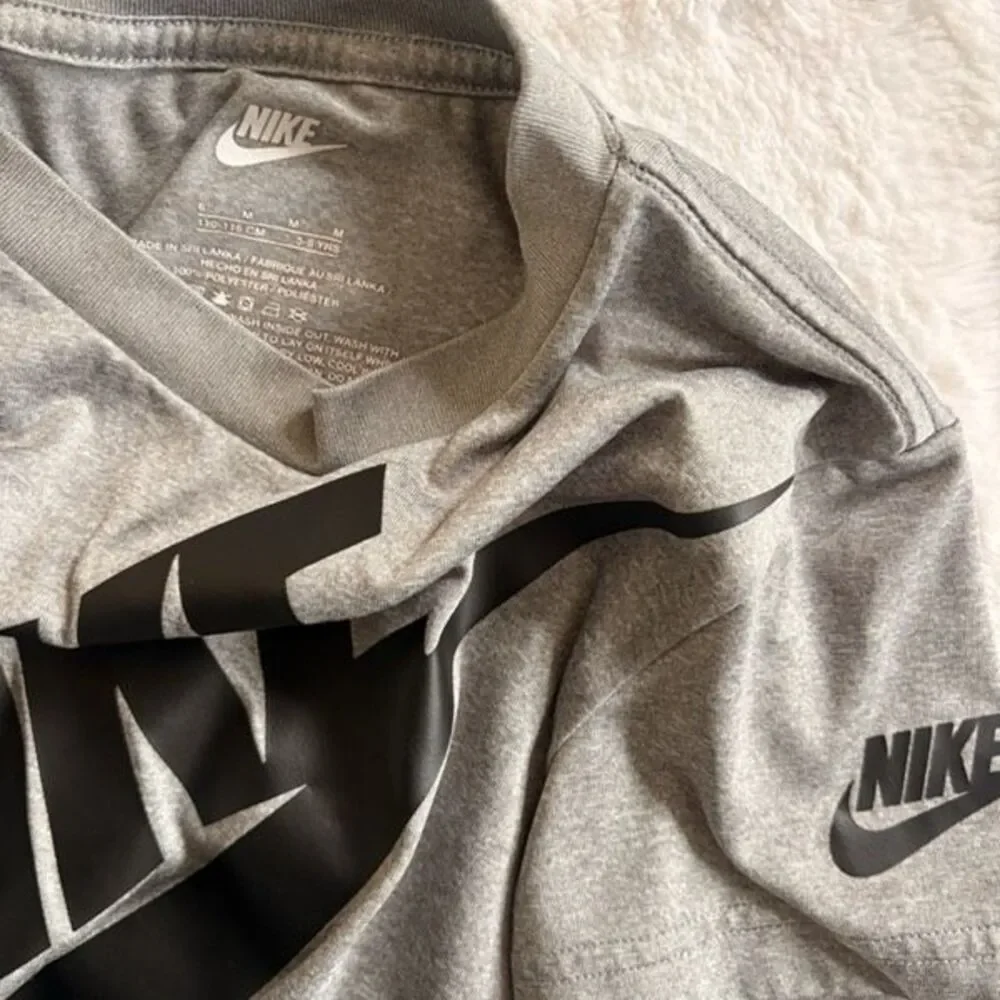 Nike Boys Graphic T-Shirt Gray Black Logo Size 5/6